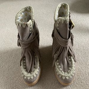 Ankle wedge boots. suede material and grey-tan color